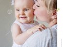 Jeux De Fille De Mère Et De Bébé, Étreindre, Embrassant Au avec Jeux Bebe Fille