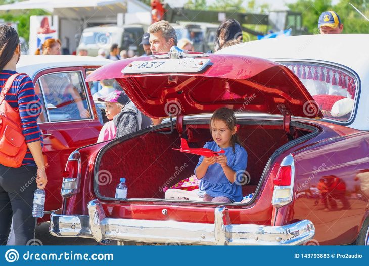 Jeux De Fille Se Reposant Dans Le Tronc D'une Voiture Photo serapportantà Jeux De Fille De Voiture