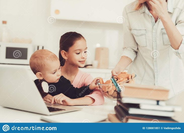 Jeux De Jeune Fille Avec Le Frère On Kitchen De Bébé Image avec Inscription Jeux De Fille