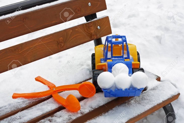 Jeux D'hiver Pour Les Enfants À L'extérieur. Grande Voiture Jouet Et Autres  Jouets Pour Bébés Sont Sur Le Banc, Recouvert De Neige. concernant Jeux Pour Voiture Bébé