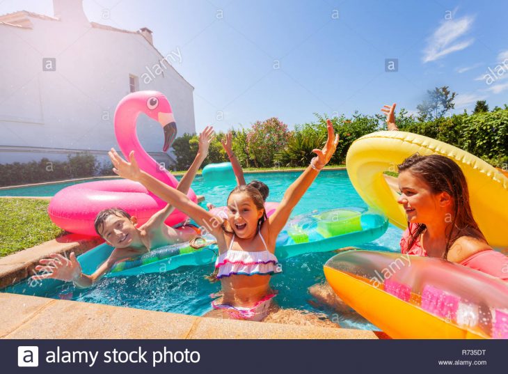 Jouer À Des Jeux De Fille Avec Des Amis Au Cours De Pool à Jouer A Des Jeux De Fille