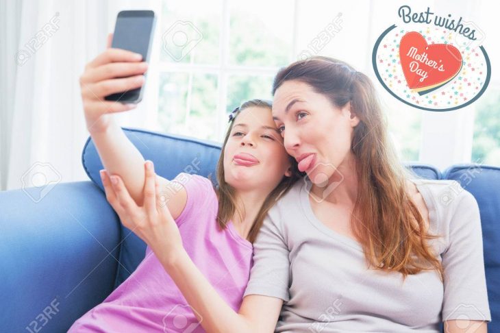 Jour De Mères De V?ux Contre La Mère Et La Fille De Prendre Une Selfie dedans Ux De Fille