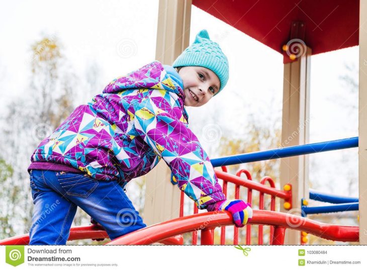 La Fille Joue L'amusement Sur Le Terrain De Jeu Photo Stock encequiconcerne Jouer A Des Jeux De Fille