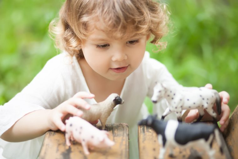 La Place Des Figurines Dans Le Jeu Des Jeunes Enfants intérieur Jeux Enfant Animaux