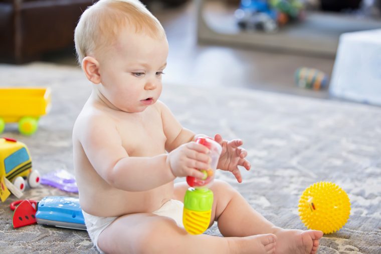 Les Jeux De Préhension : L'éveil Au Monde Des Objets pour Bebe 6 Mois Eveil