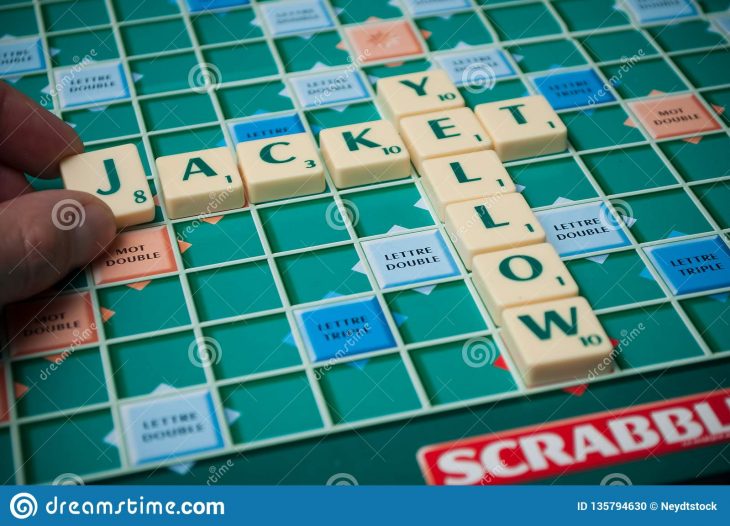 Lettres En Plastique Sur Le Jeu De Société Scrabble Avec Des pour Jeu De Société Avec Des Lettres