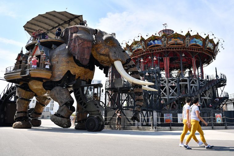 Lifestyle | Dix Ans De Succès Pour Les "machines De L'île destiné Barrissement Elephant