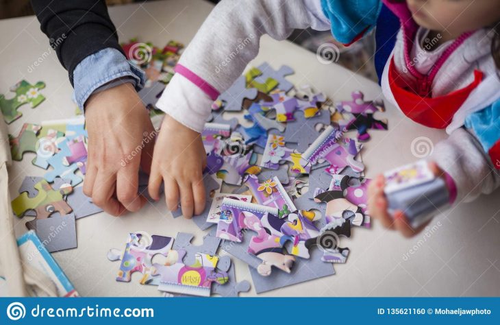 Mère Et Fille Jouant Des Jeux De Puzzle Ensemble Photo Stock intérieur Jeux De Fille Puzzle