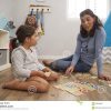 Mère Jouant Le Jeu De Puzzle De Nombre Avec La Fille Dans La à Jeux De Fille Puzzle