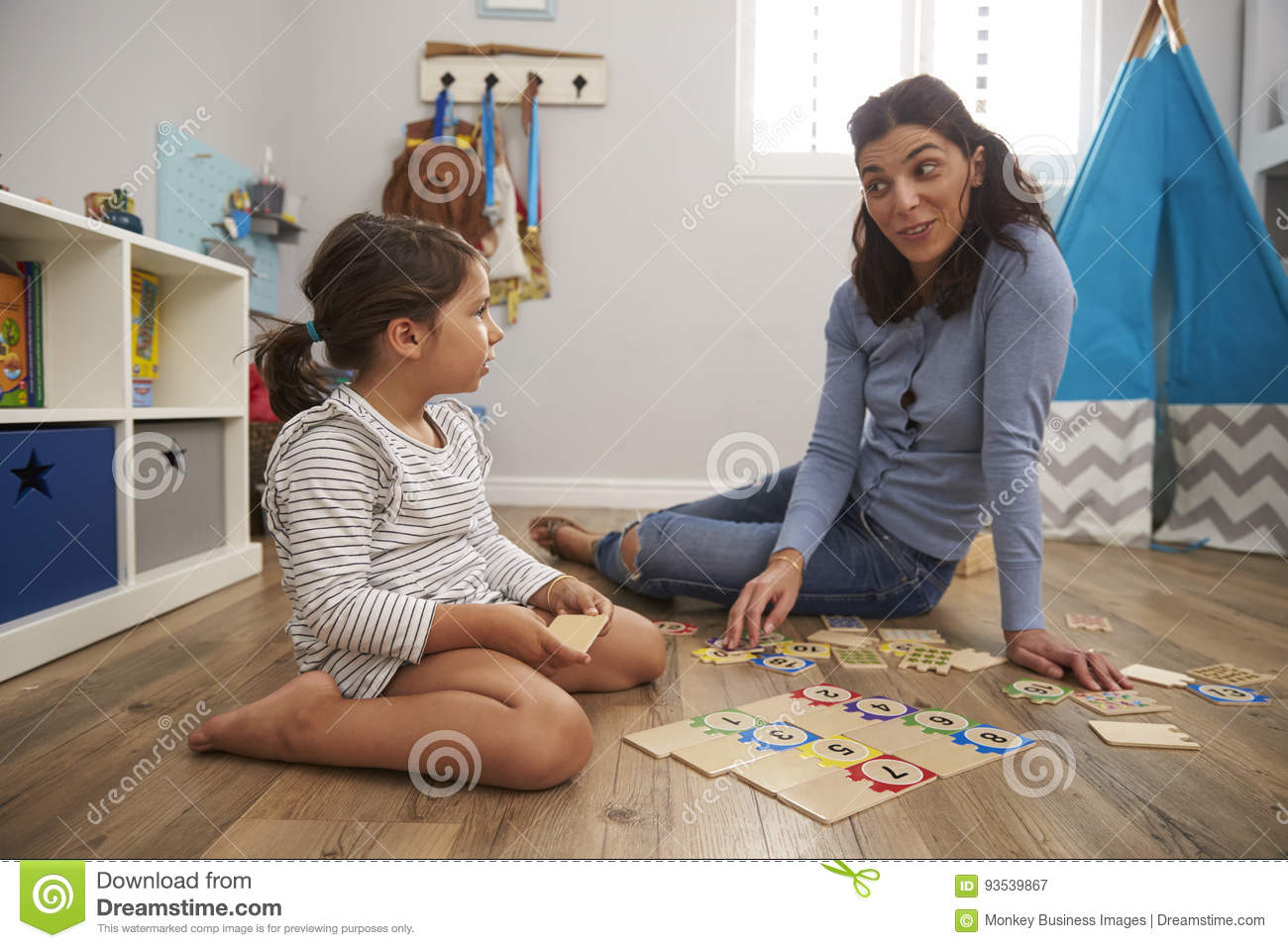 Mère Jouant Le Jeu De Puzzle De Nombre Avec La Fille Dans La à Jeux De Fille Puzzle