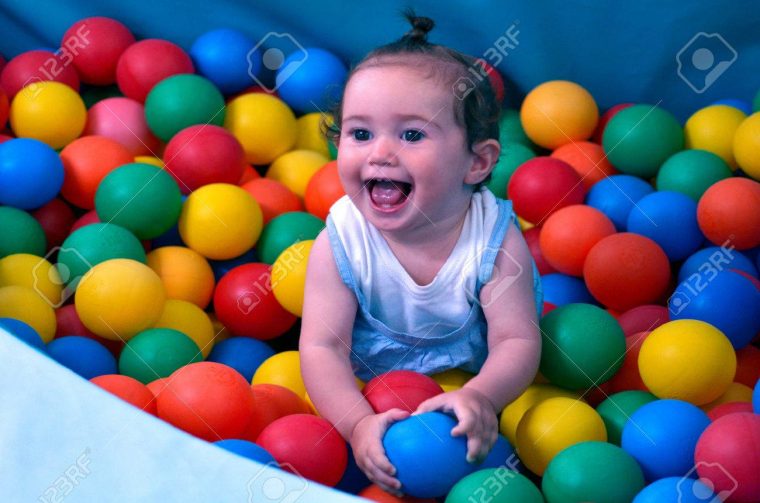 Petit Bébé (Fille 01 Ans) Jouer Avec Des Balles Dans Le Centre De Jeux De  Bébé Douce Couverte. Le Concept De La Santé De Bébé encequiconcerne Jeux Bebe Fille