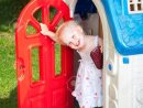 Petit Bébé Fille Portant Robe Blanche Regardant Plastique Maison De Jeu  Porte Dans Une Aire De Jeux D'été à Jeux Bebe Fille