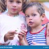 Petit Garçon Caucasien Et Un Chewing-Gum De Fille Tout En Se dedans Tout Les Jeux De Fille Et De Garcon