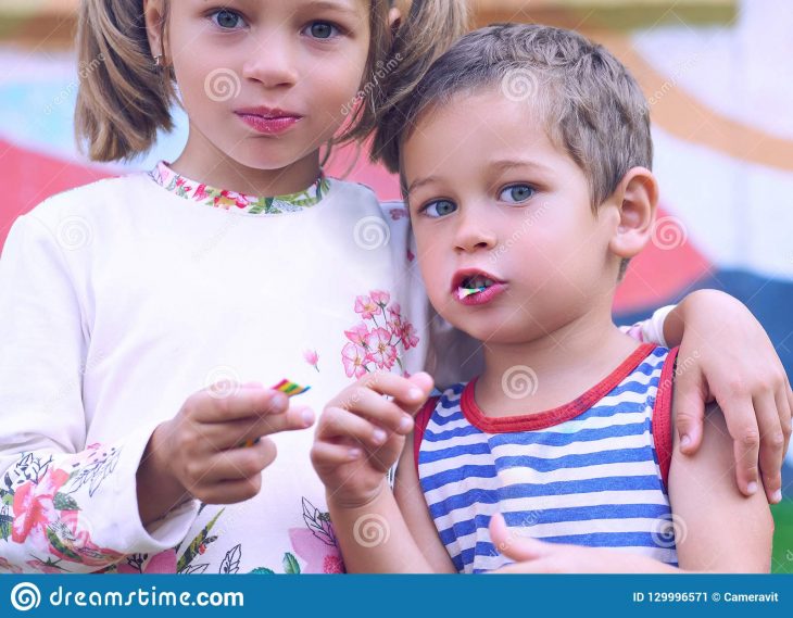 Petit Garçon Caucasien Et Un Chewing-Gum De Fille Tout En Se dedans Tout Les Jeux De Fille Et De Garcon