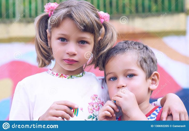 Petit Garçon Caucasien Et Un Chewing-Gum De Fille Tout En Se encequiconcerne Tout Les Jeux De Fille Et De Garcon