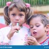 Petit Garçon Caucasien Et Un Chewing-Gum De Fille Tout En Se tout Tout Les Jeux De Fille Et De Garcon