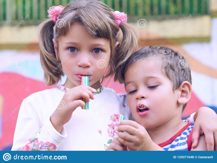 Petit Garçon Caucasien Et Un Chewing-Gum De Fille Tout En Se tout Tout Les Jeux De Fille Et De Garcon