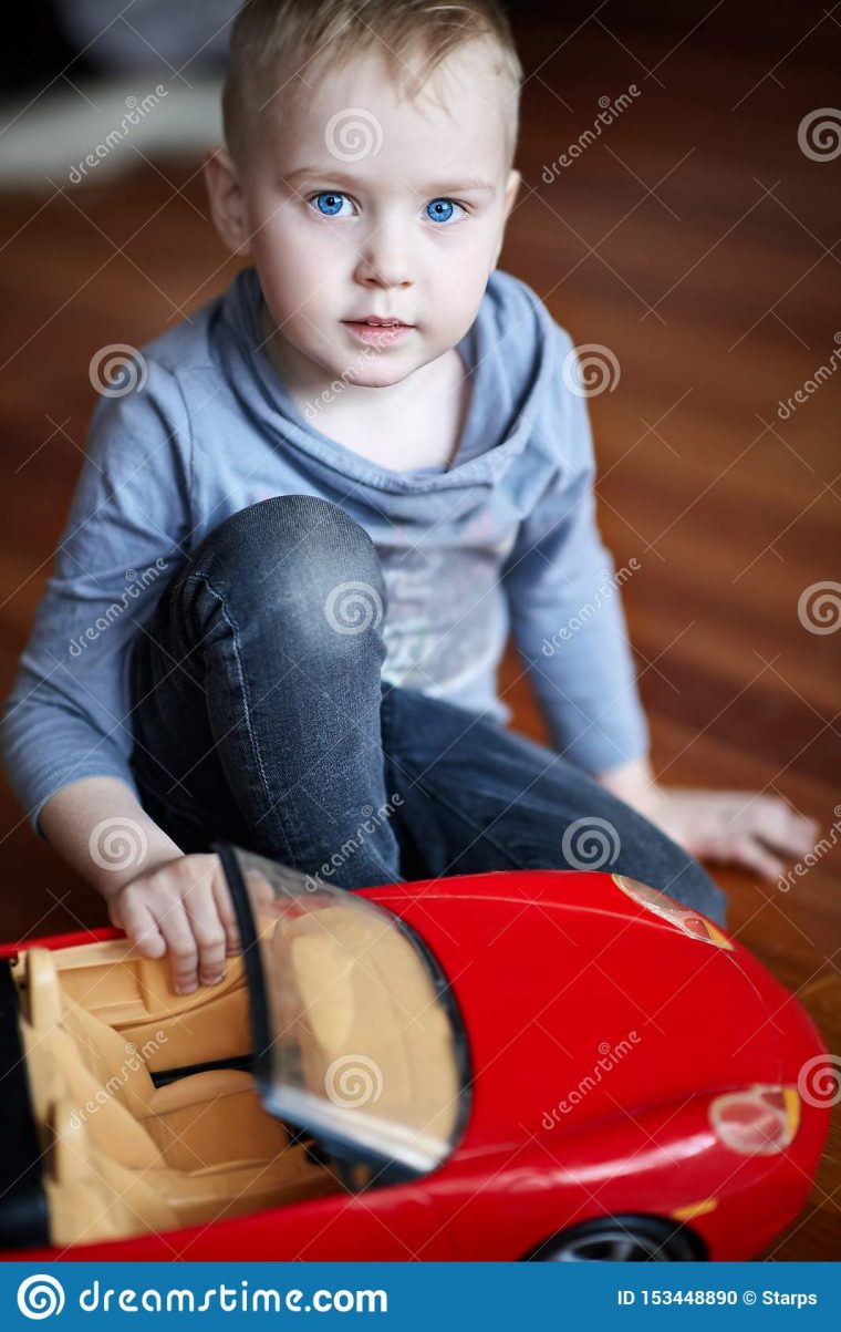 Petit Garçon Caucasien Mignon, Blond Avec Les Yeux Bleus concernant Jeux De Voiture Rouge