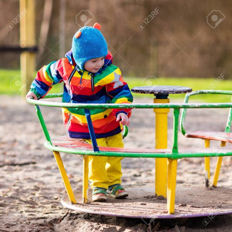 Petit Garçon Sur Un Terrain De Jeu. Enfant Jouant À L'extérieur À  L'automne. Les Enfants Jouent Sur La Cour De L'école. Enfant Heureux À La  Maternelle pour Les Jeux De Petit Garcon