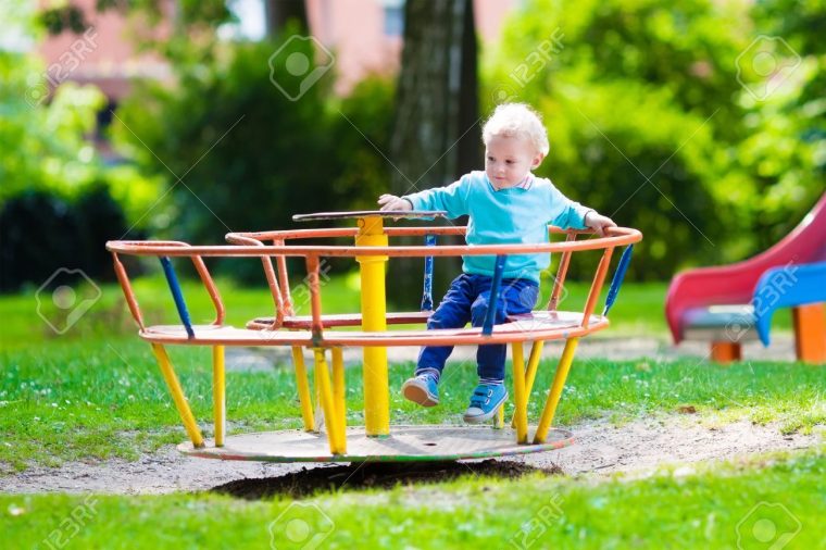 Petit Garçon Sur Une Aire De Jeux. Enfant Jouant En Plein Air En Été. Les  Enfants Jouent Sur La Cour De L'école. Happy Kid À La Maternelle Ou dedans Les Jeux De Petit Garcon