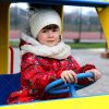Petite Fille Enfant Jouant Sur Une Aire De Jeux À L'extérieur En Voiture serapportantà Jeux De Fille De Voiture