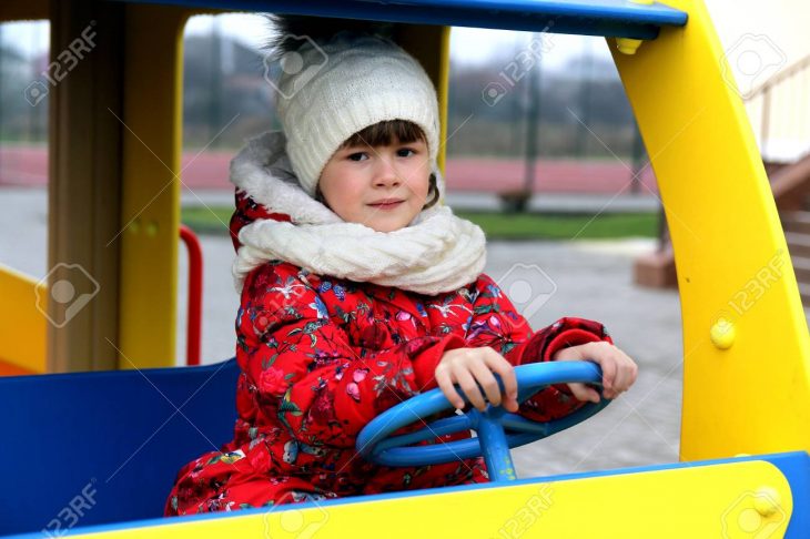 Petite Fille Enfant Jouant Sur Une Aire De Jeux À L'extérieur En Voiture serapportantà Jeux De Fille De Voiture