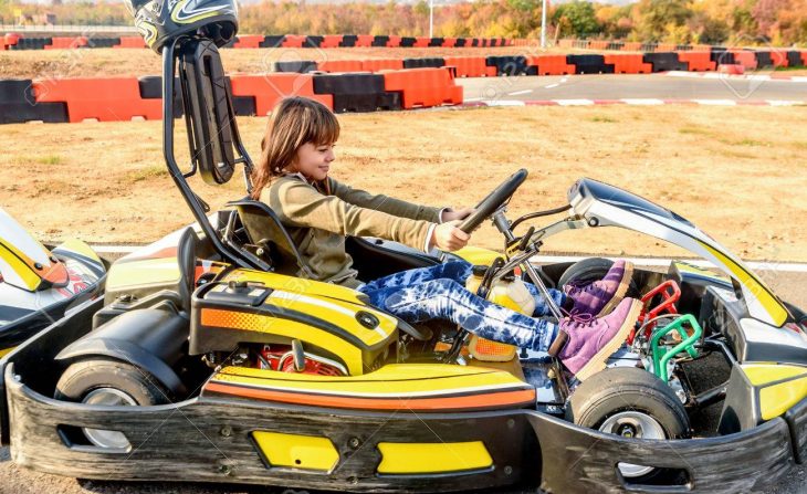 Petite Fille Est Conduite Go- Kart Voiture À Une Piste De Jeux De Course pour Jeux De Fille De Voiture