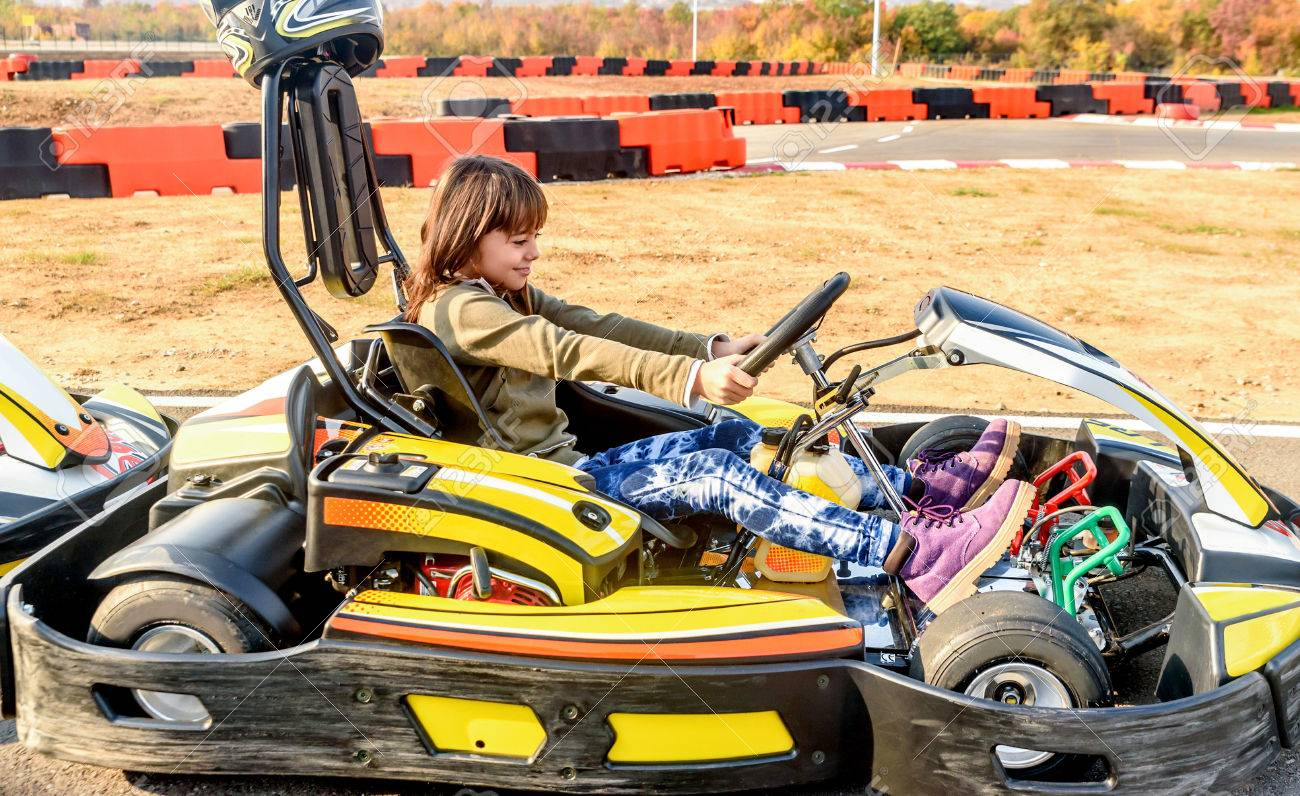 Petite Fille Est Conduite Go- Kart Voiture À Une Piste De Jeux De Course pour Jeux De Fille De Voiture 