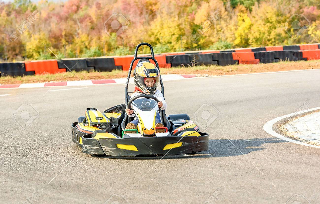 Petite Fille Est Conduite Go- Kart Voiture À Une Piste De Jeux De Course tout Jeux De Fille De Voiture 