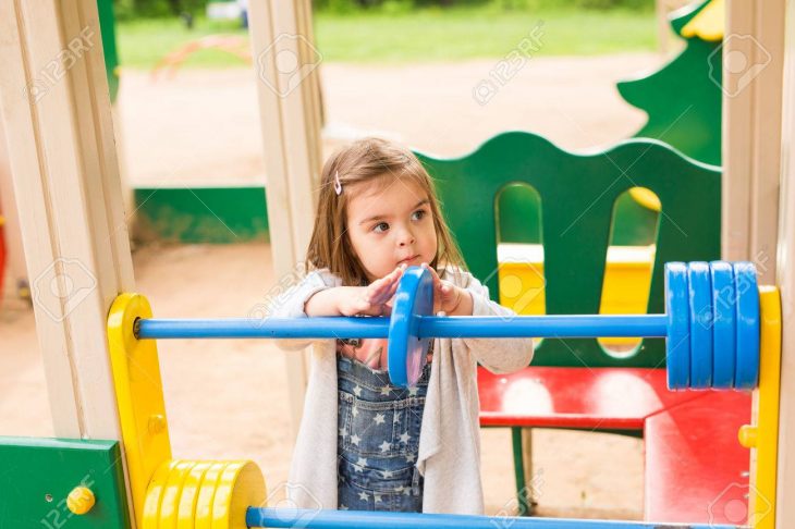 Petite Fille Sur Une Aire De Jeux. L'enfant Joue En Plein Air En Été. Les  Enfants Jouent À La Cour De L'école. Bon Enfant À La Maternelle Ou À  L'école serapportantà Jouer A Des Jeux De Fille