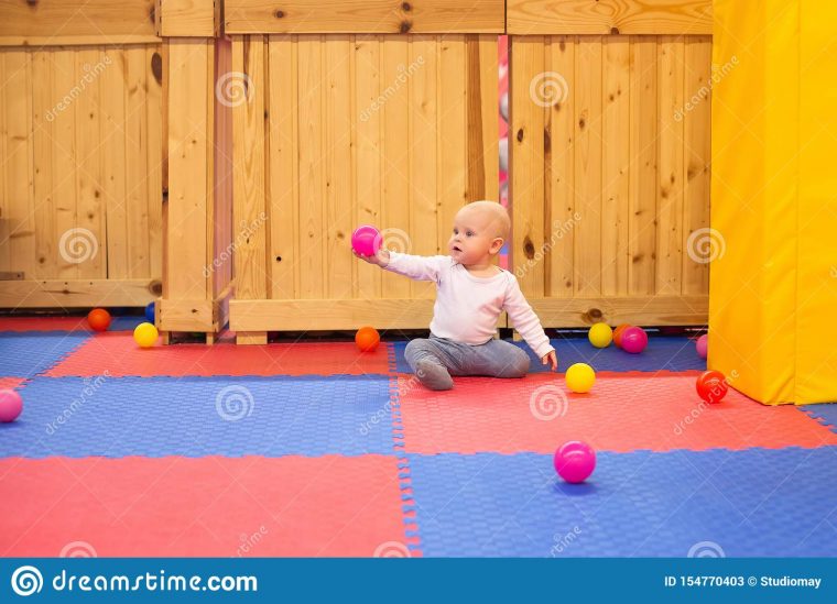 Peu Jeux De Bébé Garçon Avec Les Boules Colorées Dans Le à Jeux De Bébé Garçon