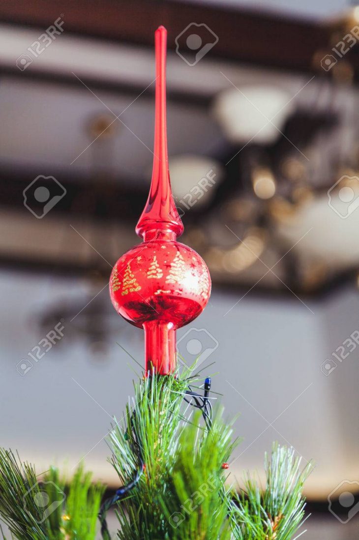 Pointe Rouge Vif D'une Longue Flèche Étroite Sur Un Gros Plan De Sapin De  Noël serapportantà Fleche Pour Sapin De Noel