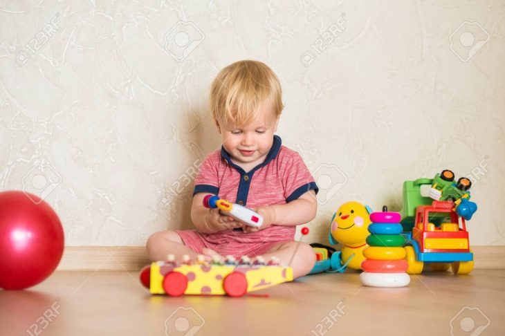 Portrait D'un Beau Petit Garçon Sur Le Sol Avec Des Jouets Musicaux. 1,5  Ans Enfant Jouant Avec Des Jouets De Tasse D'éducation À La Maison. Petit concernant Jouet Garçon 1 An