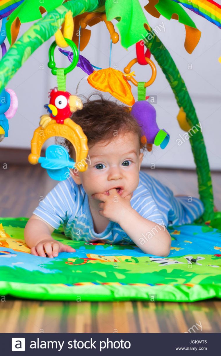 Portrait Of A Happy 6 Mois Bébé Garçon À Plat Ventre Sur Le intérieur Jeux De Bébé Garçon