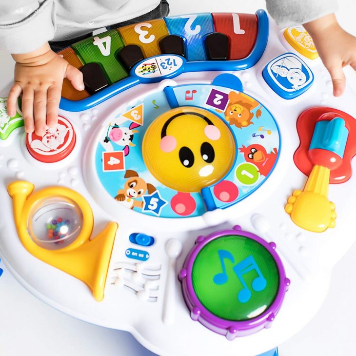 Premier Jouet Pour Bébé : La Table D'eveil Pour Découvrir Un destiné Jeu Eveil Bebe