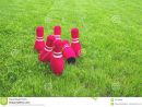 Quilles Rouges Été Cour De Jeu 2 D'enfants Sur L'herbe Verte à Jeu Bowling Enfant