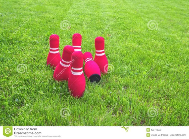 Quilles Rouges Été Cour De Jeu 2 D'enfants Sur L'herbe Verte à Jeu Bowling Enfant