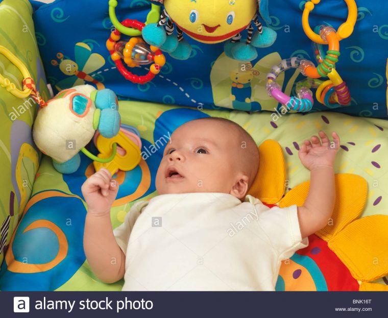 Six Semaine Mignon Bébé Garçon Couché Dans Un Joli Tapis De serapportantà Jeux De Bébé Garçon