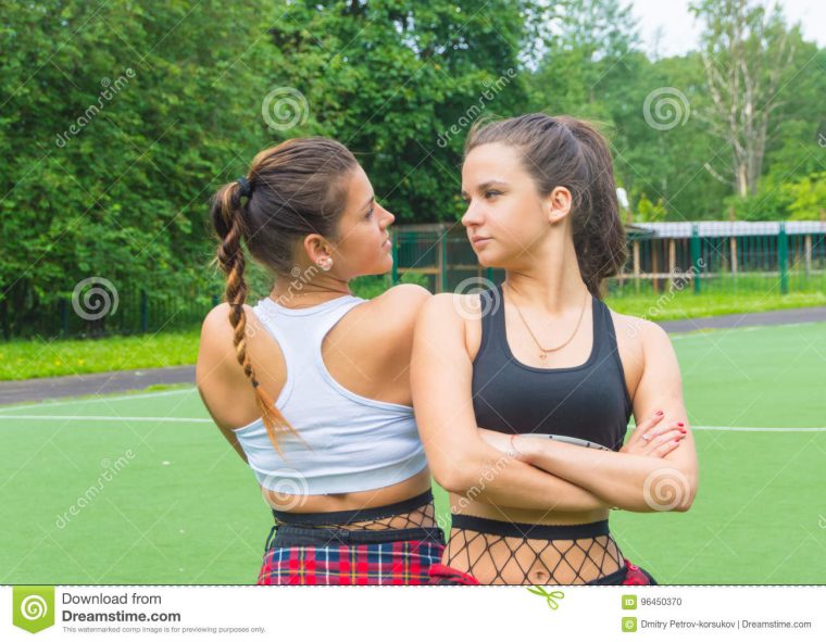 Sur Le Terrain De Jeu Posant Deux Filles Sportives Photo serapportantà Jeux De Deux Fille