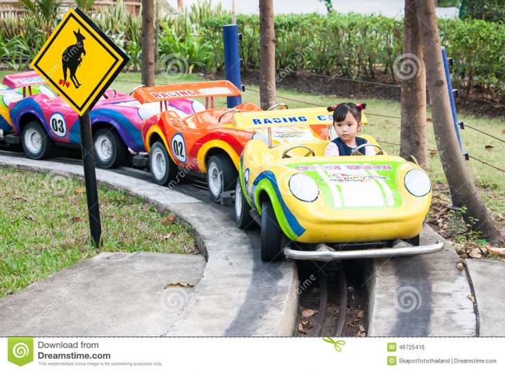 Un Joli Jeu De Fille Une Voiture De Rouleau Photo Éditorial à Jeux De Fille De Voiture