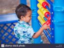 Un Petit Garçon Hispanique Apprendre À Compter Avec Un pour Les Jeux De Petit Garcon