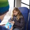 Une Fille Et Un Jeu De Garçon Avec Le Téléphone Portable Dans Le Train destiné Jeux De Fille De Telephone