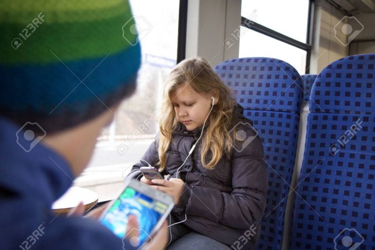 Une Fille Et Un Jeu De Garçon Avec Le Téléphone Portable Dans Le Train destiné Jeux De Fille De Telephone