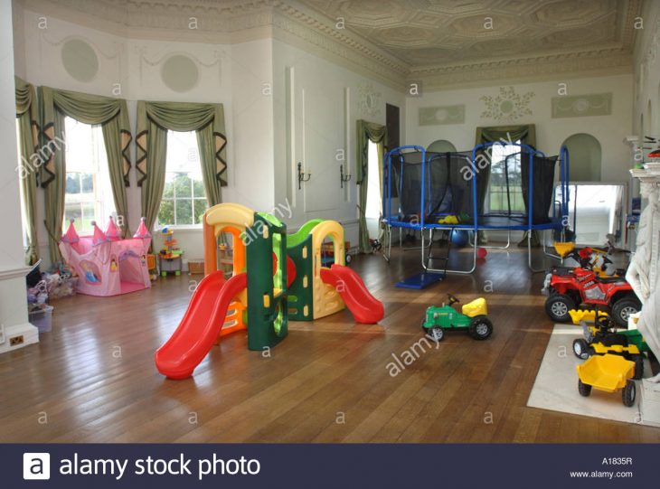 Une Salle De Jeux Pour Enfants Dans Une Grande Maison De pour Jeux De Grande Maison