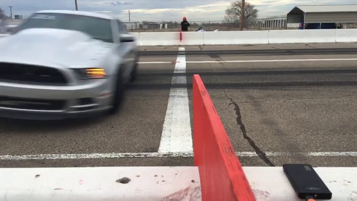 Une Voiture De Course Franchit La Ligne D'arrivée De Façon Stylée ! concernant Course Voiture En Ligne