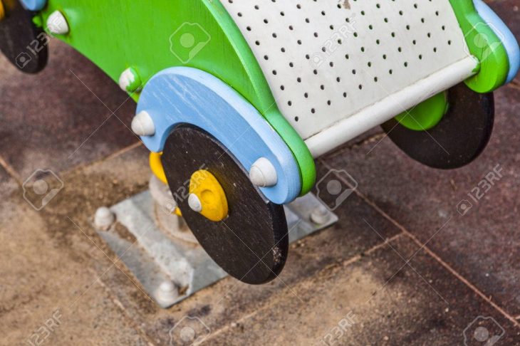 Voiture De Bébé En Bois Sur Un Ressort Sur Les Enfants Aire De Jeux destiné Jeux Bebe Voiture