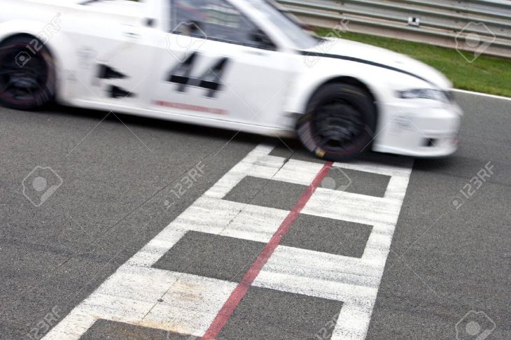 Voiture De Course De Franchir La Ligne D'arrivée Sur Un Circuit intérieur Course Voiture En Ligne