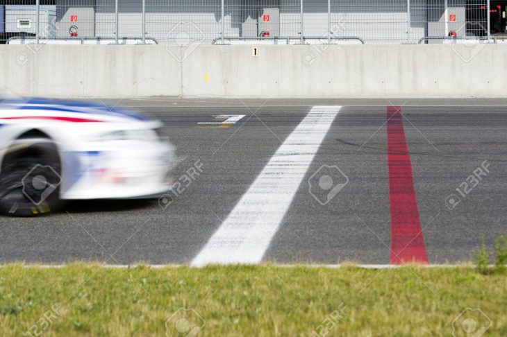 Voiture De Course En Passant La Ligne D'arrivée De Départ Au Cours D'un  Tour Sur Une Piste De Course avec Course Voiture En Ligne