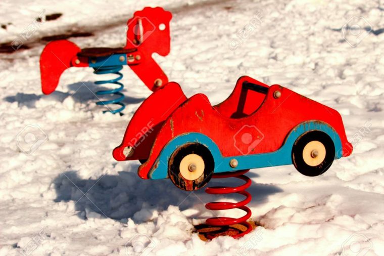 Voiture Rouge Kid Bien Cintrées Dans Un Terrain De Jeux De Neige serapportantà Jeux De Voiture Rouge