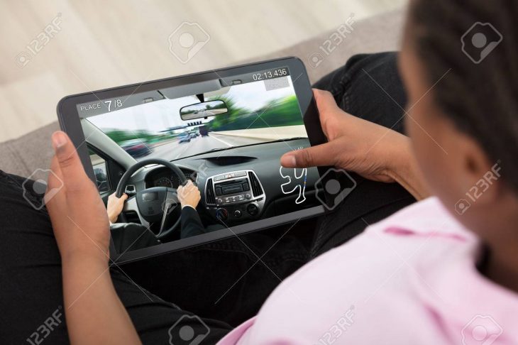 Vue Élevée, De, A, Fille, Jeu Voiture, Course, Jeu, Sur, Tablette Numérique tout Jeux De Fille De Voiture